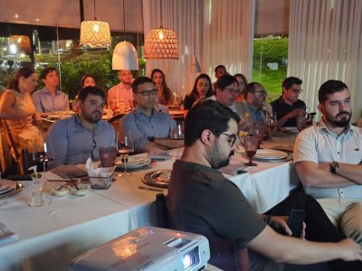 A Medicicor reuniu neurologistas e neurocirurgiões na noite do dia 29 de julho para um encontro especial em Salvador. O jantar científico “Avanços da Tecnologia de DBS e o Futuro da Neurociência” foi realizado no salão de eventos do restaurante Vini Figueiras e teve como palestrante o neurocirurgião Yuri Mascarenhas, coordenador dos Serviços de Neurocirurgia do Hospital São Rafael e do Hospital Português. Durante o evento, o especialista apresentou os avanços mais recentes no uso da Estimulação Cerebral Profunda (DBS, na sigla em inglês), tecnologia que vem revolucionando o tratamento de doenças neurológicas e psiquiátricas, com apoio crescente da inteligência artificial (IA). Além da explanação teórica, o neurocirurgião compartilhou casos clínicos, proporcionando aos presentes uma visão prática sobre os desafios e conquistas da área. Yuri Mascarenhas destacou a importância de manter o neurocirurgião atento ao uso da IA durante os tratamentos. “Embora a inteligência artificial otimize a estimulação e traga grande precisão, é essencial que o neurocirurgião acompanhe de perto os resultados. Em alguns casos, o algoritmo pode alterar dados importantes, e somente o olhar clínico é capaz de fazer os ajustes necessários”, alertou. A tecnologia de DBS evoluiu significativamente nos últimos anos, com dispositivos mais precisos, programação personalizada e o uso de microestimuladores que oferecem estimulação mais focada, minimizando impactos em áreas cerebrais indesejadas. A integração com a inteligência artificial permite, por exemplo, que os sistemas façam ajustes automáticos em tempo real, de acordo com a atividade cerebral do paciente. Outro avanço destacado pelo palestrante foi a melhoria na neuroimagem, com recursos como a ressonância magnética funcional (RMf) e a magnetoencefalografia (MEG), que oferecem maior precisão na identificação dos alvos para o posicionamento dos eletrodos. Além disso, os modelos computacionais que incorporam a neuroanatomia individual têm tornado a programação da DBS ainda mais eficaz. “Foi uma oportunidade ímpar de troca de conhecimentos e experiências. Fiquei positivamente surpreso com o entusiasmo dos médicos presentes, que participaram ativamente com perguntas, dúvidas e sugestões. Isso mostra o quanto o tema desperta interesse e tem impacto direto no dia a dia da prática médica”, avaliou Yuri Mascarenhas.  A neurologista Daniele Menezes de Amorim, especialista em transtornos do movimento, que integra a equipe do Hospital São Rafael, reforçou a relevância do evento. “Foi um espaço de diálogo muito importante, pois permitiu atualização e conhecimento sobre as inovações tecnológicas da nossa área. Isso nos leva a oferecer um atendimento cada vez melhor aos pacientes, especialmente no consultório. Considero que a IA auxilia na celeridade dos processos de atendimento, quando bem indicada e com critérios rigorosos”, afirmou. A Estimulação Cerebral Profunda está sendo estudada para o tratamento de uma gama crescente de condições, como a doença de Parkinson, Alzheimer, depressão e transtorno obsessivo-compulsivo (TOC). O futuro da neurociência aponta para protocolos de estimulação cada vez mais personalizados, com eletrodos que direcionam a ação para áreas cerebrais específicas, reduzindo efeitos colaterais e ampliando a eficácia. Para os especialistas presentes, a DBS é um exemplo claro de como a neurotecnologia está transformando a medicina. A pesquisa contínua e o aprimoramento das técnicas cirúrgicas prometem ampliar ainda mais o alcance terapêutico dessa abordagem, promovendo qualidade de vida e novas possibilidades para os pacientes. A Medicicor reuniu neurologistas e neurocirurgiões na noite do dia 29 de julho para um encontro especial em Salvador. O jantar científico “Avanços da Tecnologia de DBS e o Futuro da Neurociência” foi realizado no salão de eventos do restaurante Vini Figueiras e teve como palestrante o neurocirurgião Yuri Mascarenhas, coordenador dos Serviços de Neurocirurgia do Hospital São Rafael e do Hospital Português. Durante o evento, o especialista apresentou os avanços mais recentes no uso da Estimulação Cerebral Profunda (DBS, na sigla em inglês), tecnologia que vem revolucionando o tratamento de doenças neurológicas e psiquiátricas, com apoio crescente da inteligência artificial (IA). Além da explanação teórica, o neurocirurgião compartilhou casos clínicos, proporcionando aos presentes uma visão prática sobre os desafios e conquistas da área. Yuri Mascarenhas destacou a importância de manter o neurocirurgião atento ao uso da IA durante os tratamentos. “Embora a inteligência artificial otimize a estimulação e traga grande precisão, é essencial que o neurocirurgião acompanhe de perto os resultados. Em alguns casos, o algoritmo pode alterar dados importantes, e somente o olhar clínico é capaz de fazer os ajustes necessários”, alertou. A tecnologia de DBS evoluiu significativamente nos últimos anos, com dispositivos mais precisos, programação personalizada e o uso de microestimuladores que oferecem estimulação mais focada, minimizando impactos em áreas cerebrais indesejadas. A integração com a inteligência artificial permite, por exemplo, que os sistemas façam ajustes automáticos em tempo real, de acordo com a atividade cerebral do paciente. Outro avanço destacado pelo palestrante foi a melhoria na neuroimagem, com recursos como a ressonância magnética funcional (RMf) e a magnetoencefalografia (MEG), que oferecem maior precisão na identificação dos alvos para o posicionamento dos eletrodos. Além disso, os modelos computacionais que incorporam a neuroanatomia individual têm tornado a programação da DBS ainda mais eficaz. “Foi uma oportunidade ímpar de troca de conhecimentos e experiências. Fiquei positivamente surpreso com o entusiasmo dos médicos presentes, que participaram ativamente com perguntas, dúvidas e sugestões. Isso mostra o quanto o tema desperta interesse e tem impacto direto no dia a dia da prática médica”, avaliou Yuri Mascarenhas.  A neurologista Daniele Menezes de Amorim, especialista em transtornos do movimento, que integra a equipe do Hospital São Rafael, reforçou a relevância do evento. “Foi um espaço de diálogo muito importante, pois permitiu atualização e conhecimento sobre as inovações tecnológicas da nossa área. Isso nos leva a oferecer um atendimento cada vez melhor aos pacientes, especialmente no consultório. Considero que a IA auxilia na celeridade dos processos de atendimento, quando bem indicada e com critérios rigorosos”, afirmou. A Estimulação Cerebral Profunda está sendo estudada para o tratamento de uma gama crescente de condições, como a doença de Parkinson, Alzheimer, depressão e transtorno obsessivo-compulsivo (TOC). O futuro da neurociência aponta para protocolos de estimulação cada vez mais personalizados, com eletrodos que direcionam a ação para áreas cerebrais específicas, reduzindo efeitos colaterais e ampliando a eficácia. Para os especialistas presentes, a DBS é um exemplo claro de como a neurotecnologia está transformando a medicina. A pesquisa contínua e o aprimoramento das técnicas cirúrgicas prometem ampliar ainda mais o alcance terapêutico dessa abordagem, promovendo qualidade de vida e novas possibilidades para os pacientes.
