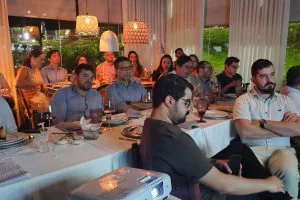 A Medicicor reuniu neurologistas e neurocirurgiões na noite do dia 29 de julho para um encontro especial em Salvador. O jantar científico “Avanços da Tecnologia de DBS e o Futuro da Neurociência” foi realizado no salão de eventos do restaurante Vini Figueiras e teve como palestrante o neurocirurgião Yuri Mascarenhas, coordenador dos Serviços de Neurocirurgia do Hospital São Rafael e do Hospital Português. Durante o evento, o especialista apresentou os avanços mais recentes no uso da Estimulação Cerebral Profunda (DBS, na sigla em inglês), tecnologia que vem revolucionando o tratamento de doenças neurológicas e psiquiátricas, com apoio crescente da inteligência artificial (IA). Além da explanação teórica, o neurocirurgião compartilhou casos clínicos, proporcionando aos presentes uma visão prática sobre os desafios e conquistas da área. Yuri Mascarenhas destacou a importância de manter o neurocirurgião atento ao uso da IA durante os tratamentos. “Embora a inteligência artificial otimize a estimulação e traga grande precisão, é essencial que o neurocirurgião acompanhe de perto os resultados. Em alguns casos, o algoritmo pode alterar dados importantes, e somente o olhar clínico é capaz de fazer os ajustes necessários”, alertou. A tecnologia de DBS evoluiu significativamente nos últimos anos, com dispositivos mais precisos, programação personalizada e o uso de microestimuladores que oferecem estimulação mais focada, minimizando impactos em áreas cerebrais indesejadas. A integração com a inteligência artificial permite, por exemplo, que os sistemas façam ajustes automáticos em tempo real, de acordo com a atividade cerebral do paciente. Outro avanço destacado pelo palestrante foi a melhoria na neuroimagem, com recursos como a ressonância magnética funcional (RMf) e a magnetoencefalografia (MEG), que oferecem maior precisão na identificação dos alvos para o posicionamento dos eletrodos. Além disso, os modelos computacionais que incorporam a neuroanatomia individual têm tornado a programação da DBS ainda mais eficaz. “Foi uma oportunidade ímpar de troca de conhecimentos e experiências. Fiquei positivamente surpreso com o entusiasmo dos médicos presentes, que participaram ativamente com perguntas, dúvidas e sugestões. Isso mostra o quanto o tema desperta interesse e tem impacto direto no dia a dia da prática médica”, avaliou Yuri Mascarenhas.  A neurologista Daniele Menezes de Amorim, especialista em transtornos do movimento, que integra a equipe do Hospital São Rafael, reforçou a relevância do evento. “Foi um espaço de diálogo muito importante, pois permitiu atualização e conhecimento sobre as inovações tecnológicas da nossa área. Isso nos leva a oferecer um atendimento cada vez melhor aos pacientes, especialmente no consultório. Considero que a IA auxilia na celeridade dos processos de atendimento, quando bem indicada e com critérios rigorosos”, afirmou. A Estimulação Cerebral Profunda está sendo estudada para o tratamento de uma gama crescente de condições, como a doença de Parkinson, Alzheimer, depressão e transtorno obsessivo-compulsivo (TOC). O futuro da neurociência aponta para protocolos de estimulação cada vez mais personalizados, com eletrodos que direcionam a ação para áreas cerebrais específicas, reduzindo efeitos colaterais e ampliando a eficácia. Para os especialistas presentes, a DBS é um exemplo claro de como a neurotecnologia está transformando a medicina. A pesquisa contínua e o aprimoramento das técnicas cirúrgicas prometem ampliar ainda mais o alcance terapêutico dessa abordagem, promovendo qualidade de vida e novas possibilidades para os pacientes.